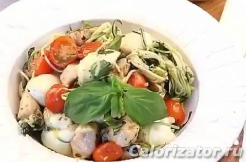 Паста из цукини с куриным филе и моцареллой Паста из цукини с куриным филе и моцареллой