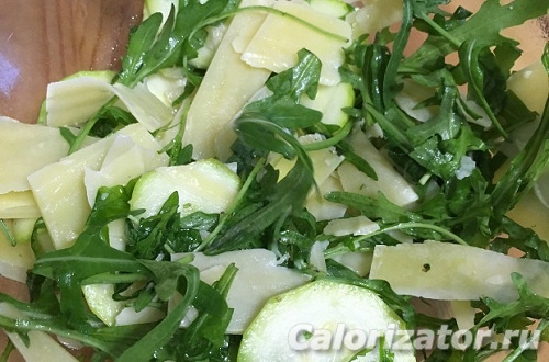 Салат из рукколы, цукини и пармезана