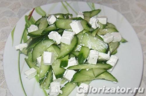 Огуречный салат с сыром фета Огуречный салат с сыром фета