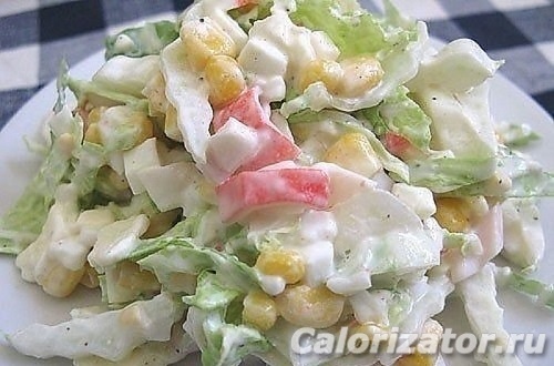 Салат с крабовыми палочками на йогурте