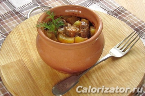 Свинина, запечённая в горшочках с грибами и картошкой - Лайфхакер