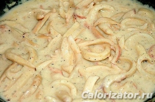 Рецепт: Кальмары в сливочном соусе - Нежные