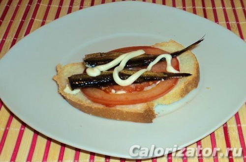 Бутерброд со шпротами и помидором