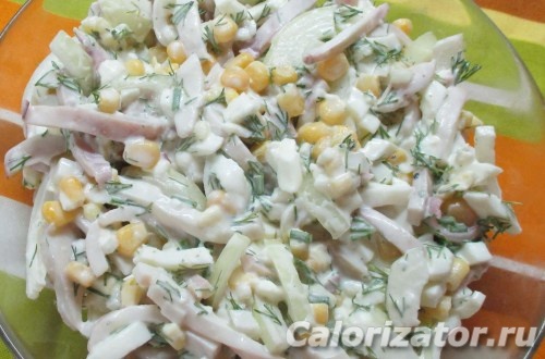 Вкусный салат из кальмаров с яйцом и огурцом