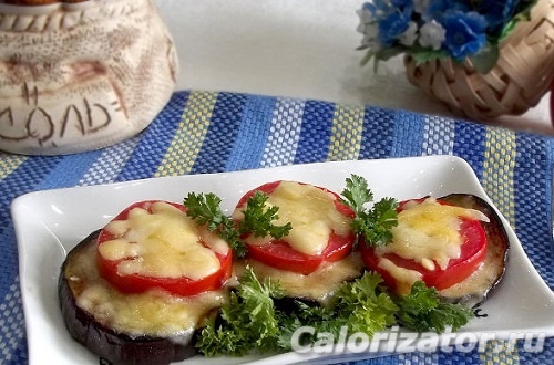 Баклажаны с сыром, чесноком и помидорами рулетики