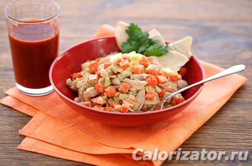Салат с индейкой и вареными овощами