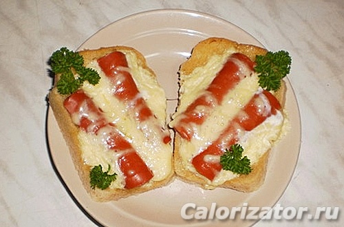 Горячий бутерброд с сосисками и сыром