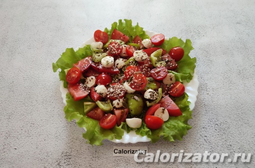 Салат с моцареллой и овощами