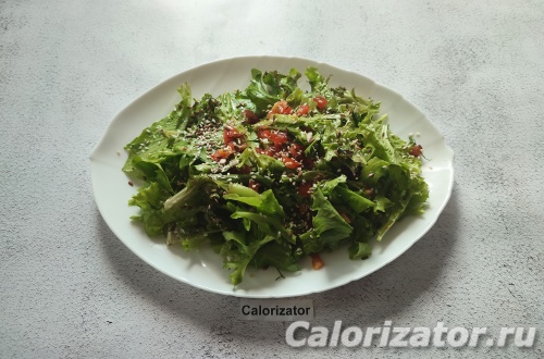 Салат из зелени с пикантной заправкой