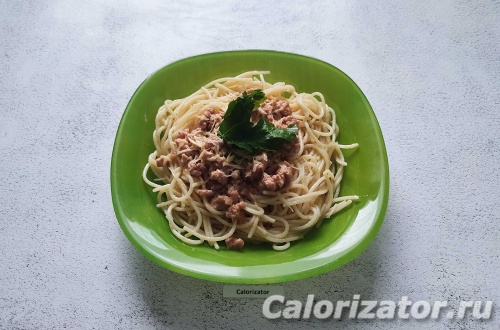 Спагетти со сливочным соусом и фаршем