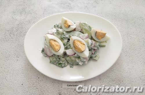 Салат из одуванчиков и овощей с яйцом