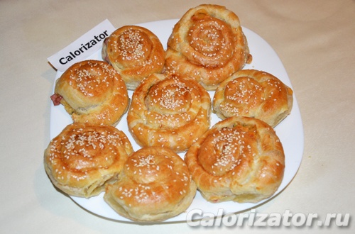 Закусочные булочки из слоеного теста - как приготовить, рецепт с фото по  шагам, калорийность - Calorizator.ru