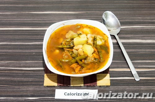 Томатный суп с кинзой и фасолью