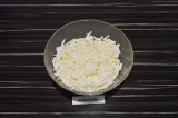 Шаг 1. Адыгейский сыр натереть на крупной терке.