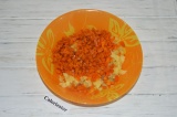 Шаг 2. Морковь нарезать кубиками, добавить к картофелю.