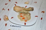 Готовое блюдо: рис с куриным окороком на сковороде