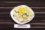 Готовое блюдо: салат из цветной капусты и кукурузы
