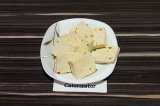 Шаг 2. Сыр тофу нарезать ломтиками.