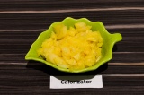 Шаг 4. Консервированный ананас мелко порезать.