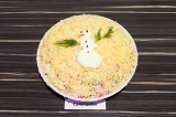 Готовое блюдо: салат Снеговик с шампиньонами