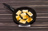 Шаг 4. Выложить сыр на антипригарную сковороду, залить соевым соусом и подрумяни
