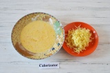 Шаг 6. Для заливки - взбить яйца со сметаной и натереть сыр.