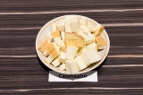 Шаг 3. Адыгейский сыр нарезать кубиками.