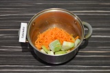 Шаг 4. Добавить морковь, болгарский перец и кабачок. Тушить 5-7 минут.