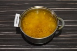 Шаг 6. Добавить воду и соевый соус, варить 10 минут под закрытой крышкой.