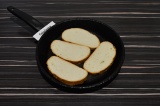 Шаг 1. Ломтики хлеба подрумянить на сухой сковородке, по минуте с каждой стороны