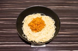 Шаг 3. На сухой сковороде смешать спагетти с соусом болоньезе, томить на среднем