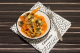 Готовое блюдо: салат грибной с морковкой и помидорами