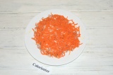 Шаг 2. Второй слой – морковь по-корейски.