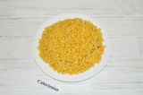 Шаг 5. Последний слой – консервированная кукуруза. Далее салат украсить с помощ