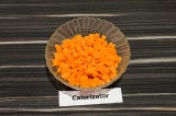 Шаг 1. Морковь нарезать кубиками.