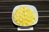 Шаг 2. Картофель нарезать кубиками.