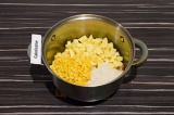 Шаг 5. Добавить рис, картофель и кукурузу, тушить 5 минут.