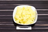 Шаг 1. Картофель очистить и нарезать кубиками.
