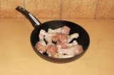 Шаг 2. Обжарить курицу в течение 10 минут на сковороде с каплей оливкового масла