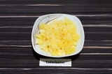 Шаг 3. Консервированные ананасы нарезать.