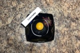 Шаг 2. Яйцо разбить в чашку или блюдце, это нужно, чтобы было удобнее погрузить