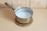 Шаг 5. Остудить немного кокосовое молоко (градусов до 60).