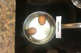 Шаг 1. Сварить яйца вкрутую.