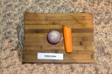 Шаг 2. Почистить лук и морковь.