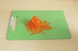 Шаг 2. Натереть морковь на крупной терке.