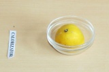 Шаг 7. В самом конце выжать сок лимона и добавить его в гуляш.