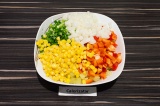Шаг 5. В глубоком салатнике смешать овощи, добавить кукурузу, подсолить и заправ
