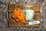 Шаг 1. Нарезать лук мелко, морковь натереть на терке.
