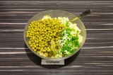 Шаг 5. В глубоком салатнике смешать все ингредиенты, добавить зеленый горошек