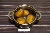 Шаг 1. Картофель отварить в мундире.